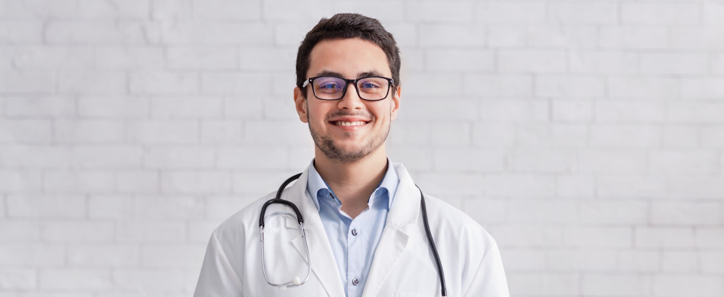remote-work-young-doctor-in-white-coat-on-brick-w-2021-08-28-09-00-30-utc-Custom-e1645380513667.jpg